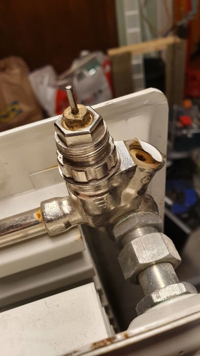 Metallventil med gängad anslutning och spak monterad i ett rörsystem, behöver identifiering.