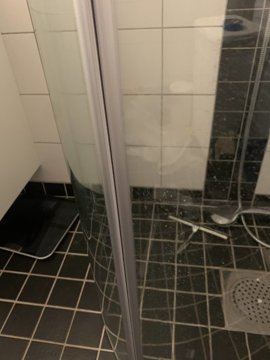 Nymonterad magnetlist på en bath deluxe dusch med välvda dörrar i ett badrum.