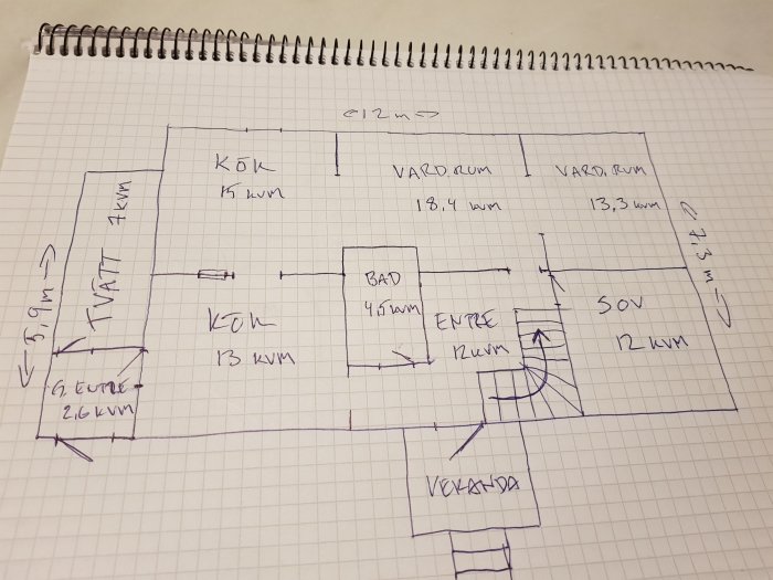 Handritad skiss över husplan med dimensioner och rumsmarkeringar på rutat papper.