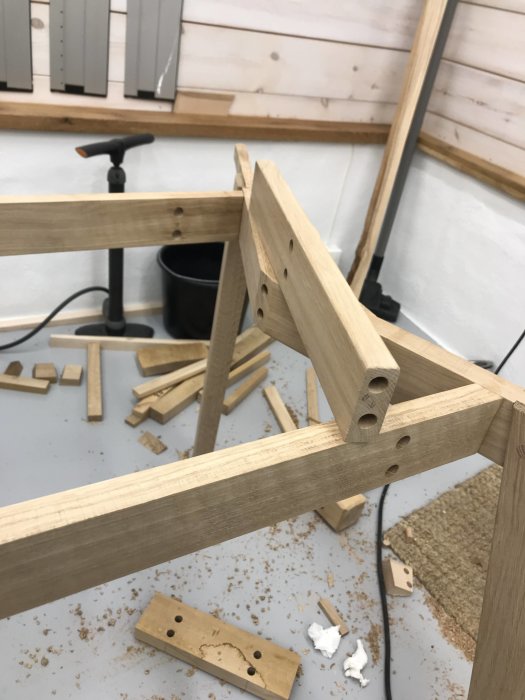 Hantverk av ekbord med pluggade hörnförbindelser och hemmagjorda jiggar.