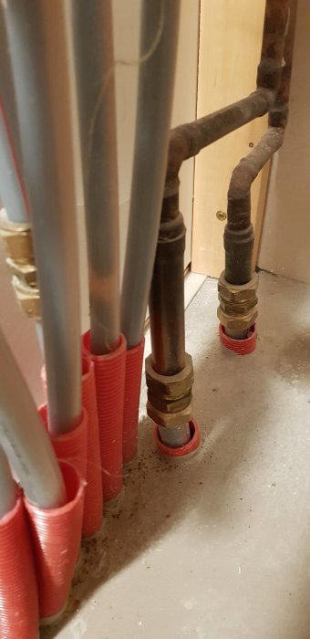 Rörgenomföringar genom betonggolv med olaglig installation utan dränerande vattenskåp.