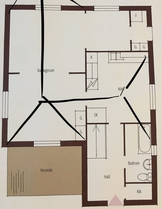 Ritad planlösning av ett hus med markerade taklinjer, rum som kök, badrum och veranda syns.