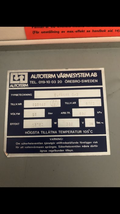 Informationsmärkning på en äldre Autoterm Elpanna G-3 med tillverkningsår 1982 och tekniska specifikationer.