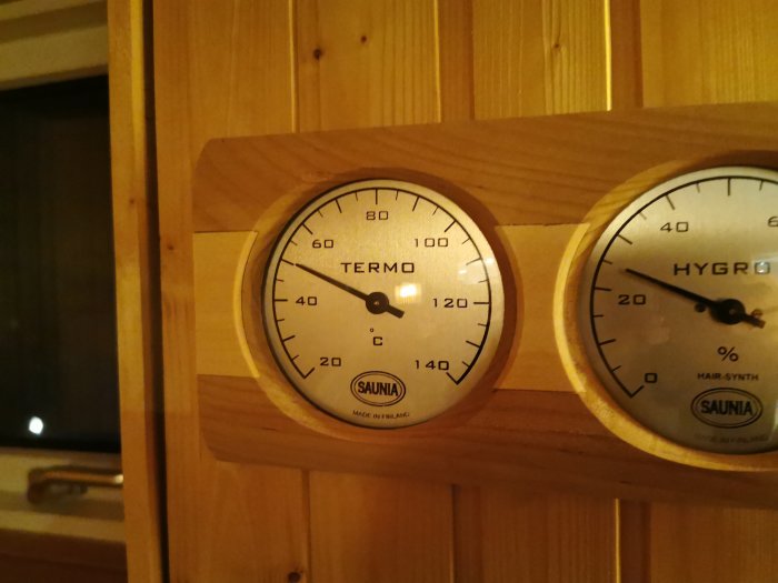 Termometer och hygrometer i bastu som visar ljummen temperatur och luftfuktighet.