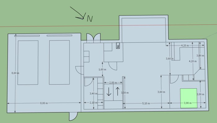 Ritning av husplan med mått och layout för ett plan, inklusive garage, rum och WC.