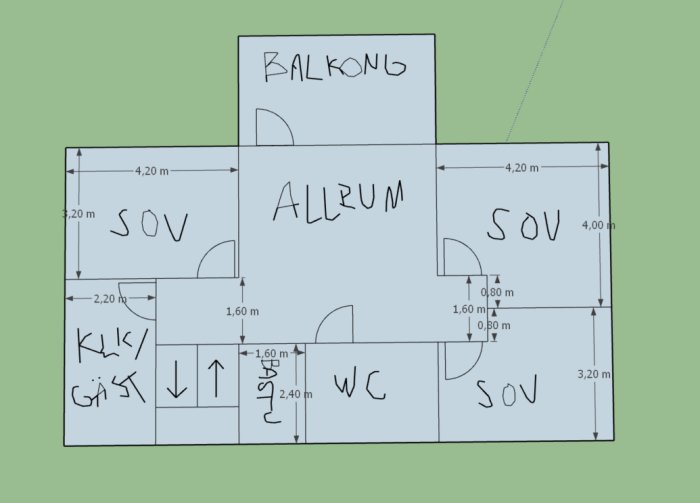 Handritad planlösning av ett tvåvåningshus med mått, inklusive sovrum, allrum, balkong och WC.