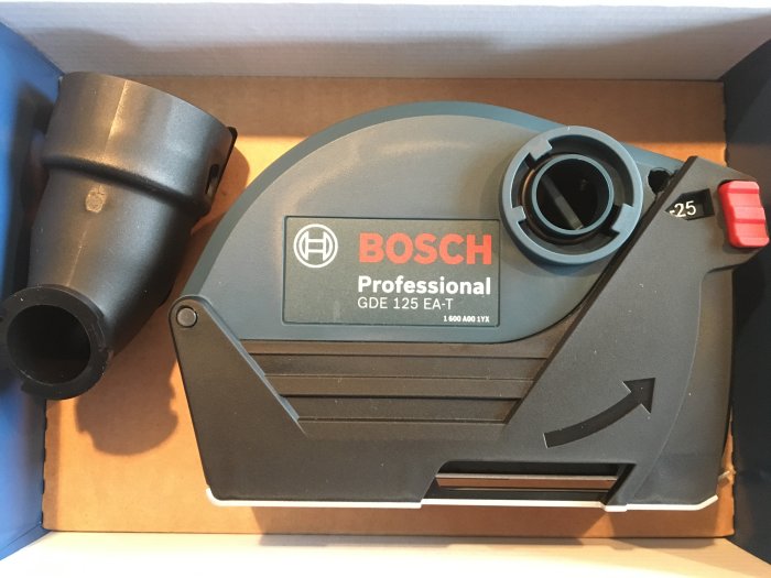 Bosch professionell dammutsugningsadapter i sin förpackning, modell GDE 125 EA-T.