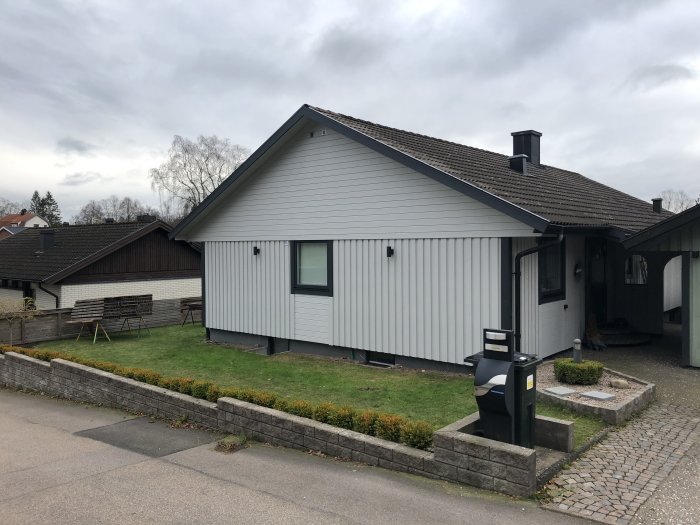 Renoverat hus med nya vindskivor och plåt på takkanten, utan byggställningar.