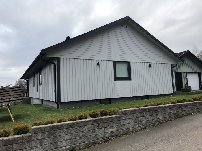 Renoverat enfamiljshus med nya vindskivor och plåtar utan ställningar.