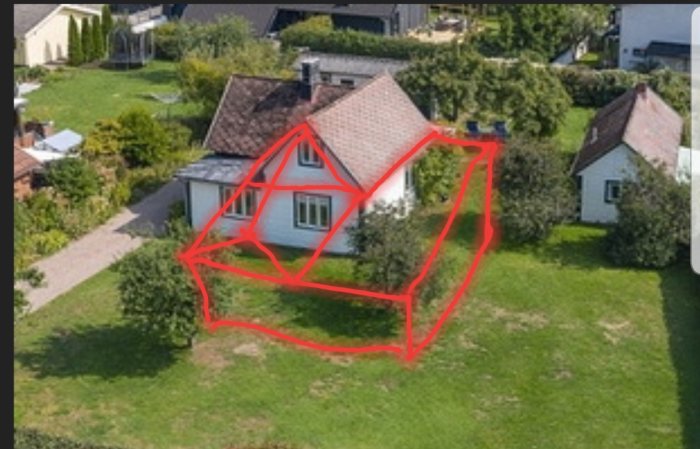 Flygbild över ett hus med en överlagrad röd 3D-skiss som visar möjlig tillbyggnad.