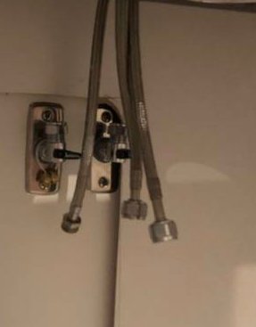 Blandare med slätändar och två halvkopplingar monterade på olika höjder.