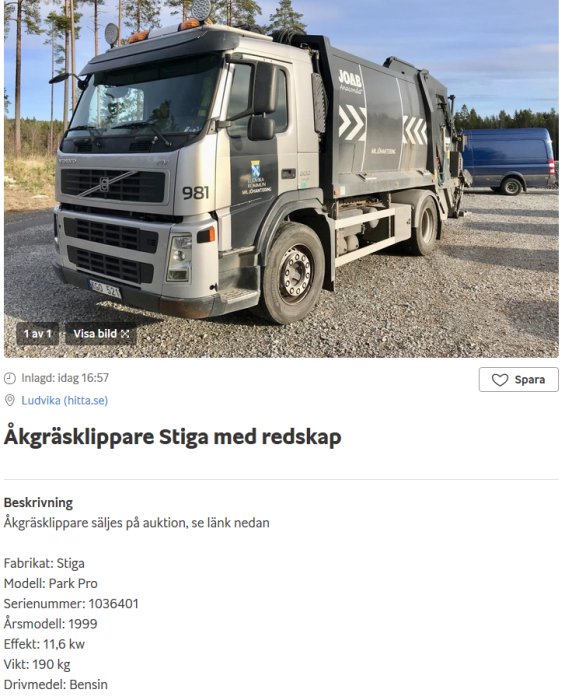 En grå sopbil från JOAB parkerad utomhus, felaktigt listad som en åkgräsklippare Stiga på en försäljningsannons.