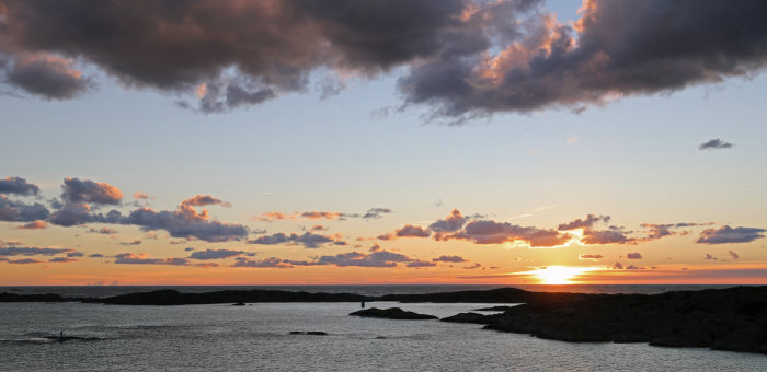 Solnedgång över klippor och hav vid Käringön i Skagerrak.