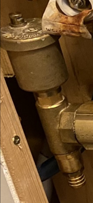 Röranslutningar och en stängd ventil i mässing med en tom utgång för en vattenslang.