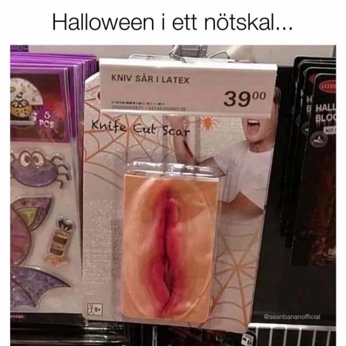 Latex knivsår för halloween med prislapp, omgiven av andra halloweendekorationer.