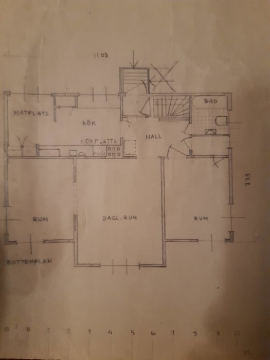 Äldre arkitektritning av en husplan med märkningar, som visar rummens layout och möjlig bärande hjärtevägg.
