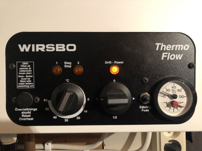 Kontrollpanel för Wirsbo Thermo Flow med termometer, knappar och varningslampor, indikerar problem med golvvärme.