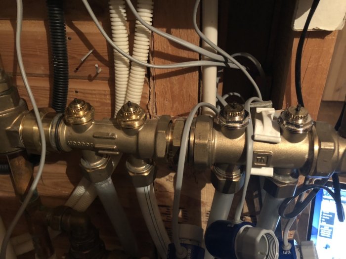 Wirsbo Thermo Flow golvvärmefördelare med borttagna styrdon och kalla rör.