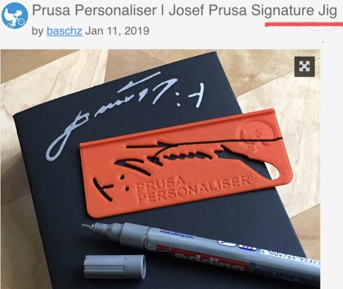 3D-utskriven orange signaturmall med texten "PRUSA PERSONALISER" och en svart penna, på ett svart block med vit signatur.