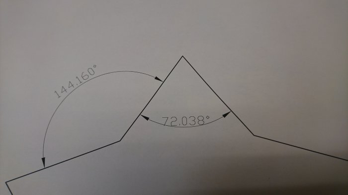 Ritning som visar en träkonstruktion med angivna vinklar 144.16° och 72.038° för geringskapning.