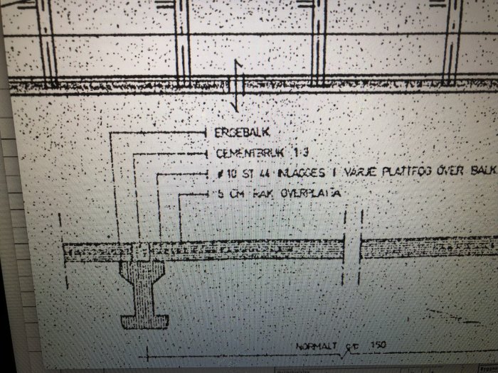 Teknisk ritning av husgrund med Ergebalk och betongplatta på grusbädd från 1964/65.