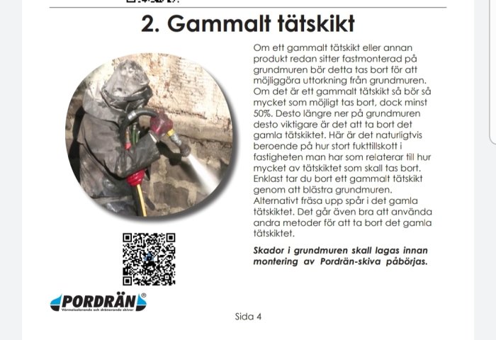 Person i skyddskläder som blästrar bort gammalt tätskikt från en grundmur.