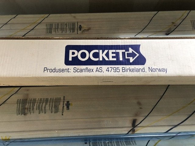 Förpackad skjutdörrskarm märkt "POCKET" från Scanflex AS, lagrad i kartong.