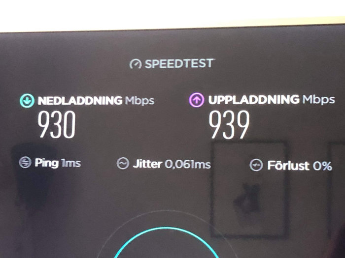 Skärmvisning av internethastighetstest med nedladdning 930 Mbps och uppladdning 939 Mbps.