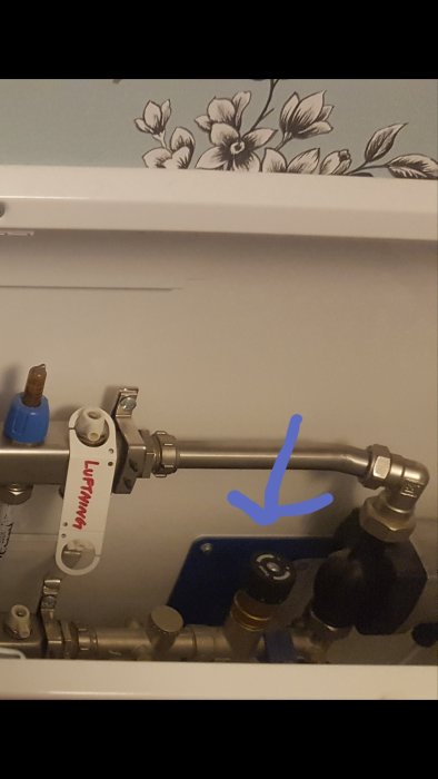 VVS-installation med rör, ventiler och en rörmärkning som säger "LUFTNING".