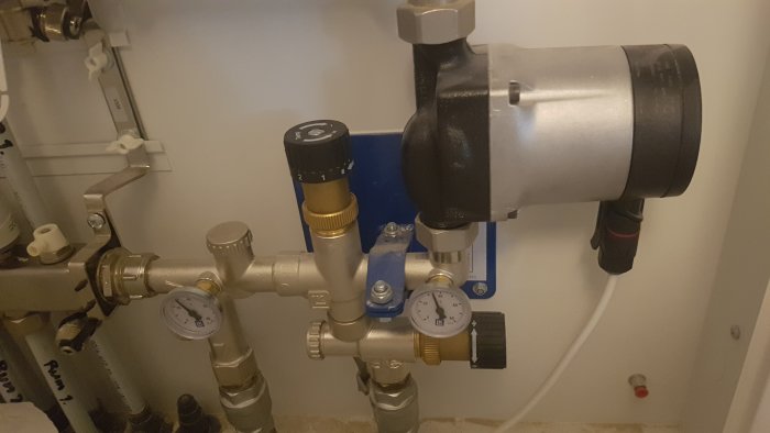 VVS-installation med mätare och rör, kopplat till en cirkulationspump, relaterat till hög ingångstemperatur.