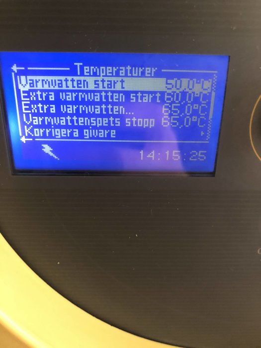 Display visar inställda temperaturer för varmvatten och extrasystem på en uppvärmningsenhet.