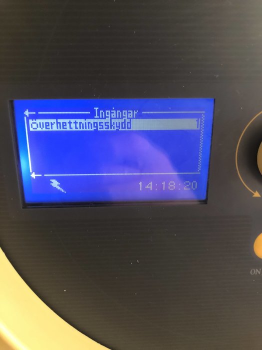 Display på en enhet som visar menyn "Ingångar" och meddelandet "överhettningsskydd" med tiden 14:18:20.
