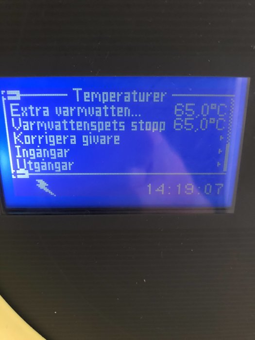 Display på en värmepump som visar temperaturer och status för ”överhettningsskydd”.