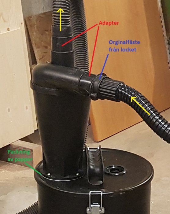 DIY cyklon föravskiljare på en plåtbehållare, med påmonterad svart dammsugaradapter och slang.