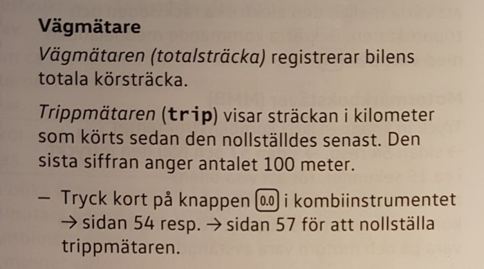 Utdrag ur en instruktionsbok som förklarar skillnaden mellan en bils vägmätare och trippmätare med instruktioner för nollställning.