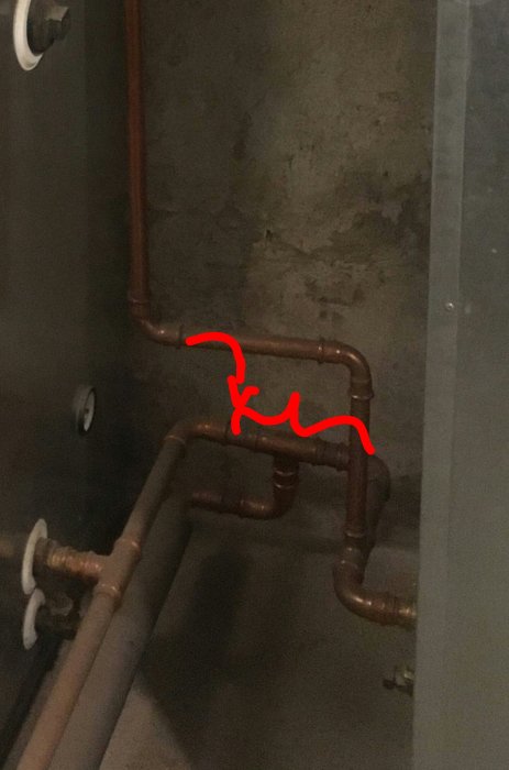 Kopparledningar med specialbyggd dubbel-T-koppling, markerade riktningar och klämposition mellan tankar.