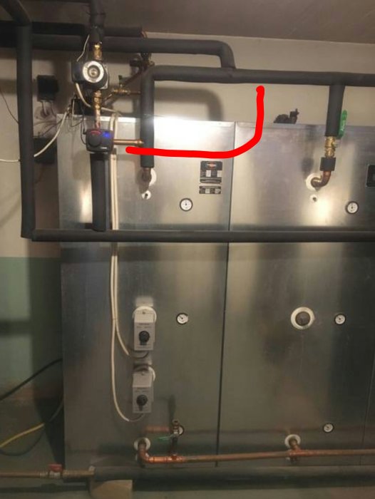 Installationsvy av tre uppkopplade tankar med rörledningar och en röd pil som visar rekommenderad rördragning.