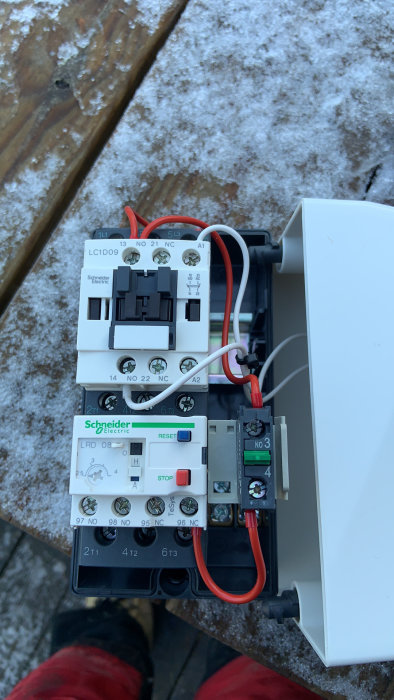 Elkomponenter för pumpinstallation med oanslutna ledningar, inkluderar Schneider Electric kontaktor och tryckströmbrytare.