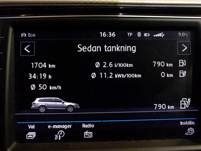 Bild på bilens instrumentpanel som visar statistik sedan tankning med resterande körsträcka 790 km.