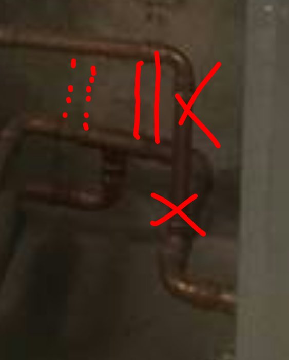 Rörledningar med markeringar som visar föreslagen flytt av returen närmare tank 3 för bättre vattenflöde.