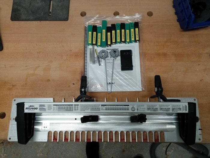 Jigg för att göra sinkningar på fräsbord med frässtål och tillbehör, nyskick, på arbetsbänk.