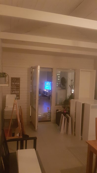 Uterum med öppen dörr till hus, synlig balkongdörr, fönster och inredning som speglar planerad renovering.