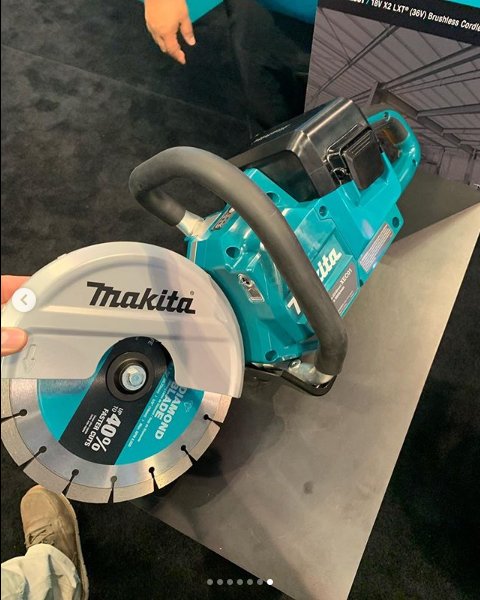 Handhållen Makita batteridriven cirkelsåg XEC01 presenteras på ett event.