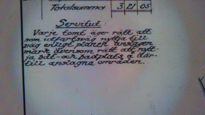 Närbild på handskriven text om servitut från en gammal karta daterad 1942.