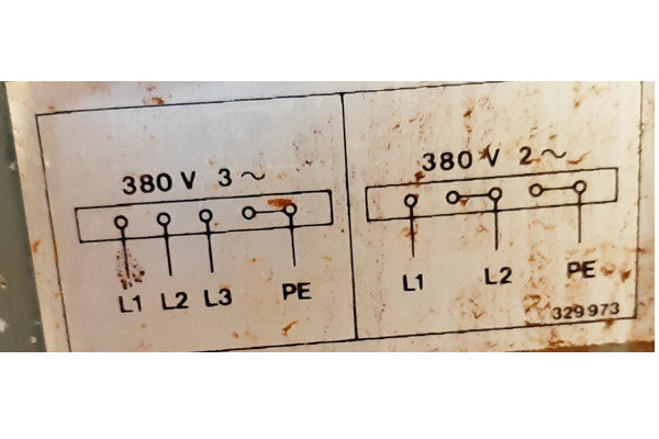 Schematisk bild av en trefasig elkontakt med märkningar för 380V 3~, inklusive L1, L2, L3 och PE anslutningar.