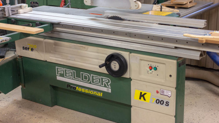 FELDER professionell justersåg K 700S med justerbord och anhåll i en verkstadsmiljö.
