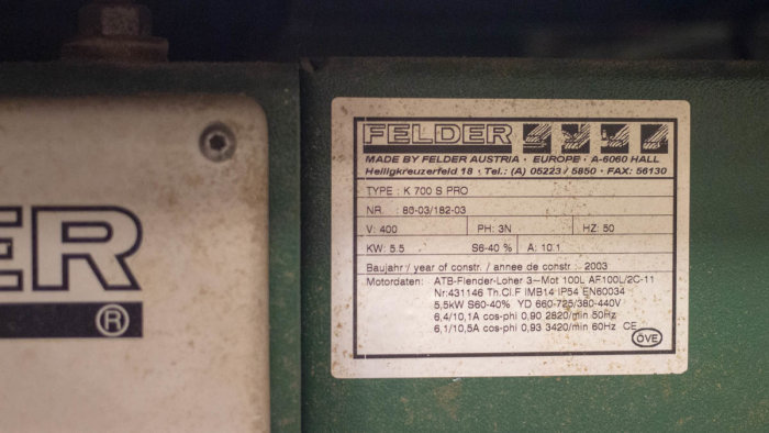 Typskylt på en Felder K 700 S PRO justersåg som visar tekniska specifikationer som effekt och tillverkningsår.