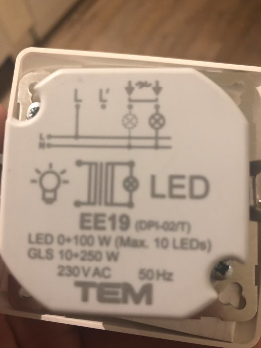 Närbild på en LED-dimmer med tekniska specifikationer och kopplingsschema.