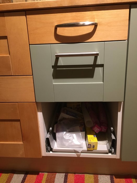 Kökslådor som kolliderar efter ommålning, synlig skruv och justeringsmekanism, problem med montering.