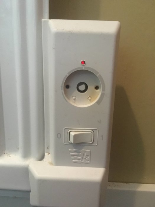 Reglagedosa för Gnosjöelement med röd lampa och saknad bit för temperaturinställning.